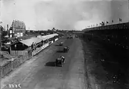 La ligne droite des stands.