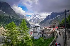 Le site de la gare en août 2014 avec l'ancienne télécabine de la Mer de Glace au centre.