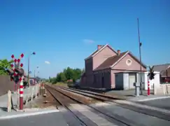 Le bâtiment est désormais à l'écart des voies.