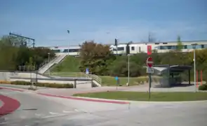 Parc à vélos et accès.