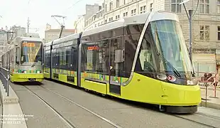 Station Peuple Libération CAF Urbos + TFS de type STE2 (n° 916 sur la ligne T3 à destination de Châteaucreux)