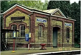 Abri de quai en briques.