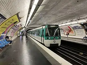 Une rame MF 77 à quai dans la station.