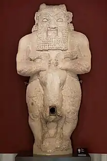 Statue colossale de Bes dans l'entrée du musée archéologique d'Istanbul.