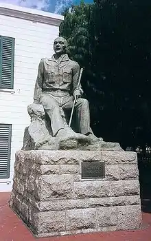 Statue de Jan Smuts au Cap. Il est représenté assis, en uniforme militaire, portant une canne