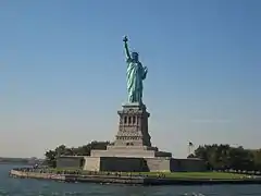 La statue de la Liberté vue de la navette touristique qui mène à la statue et à Ellis Island