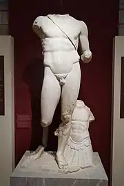 Statue de l'empereur Hadrien dans le style de l'Arès Borghèse. Coronée, IIe siècle av. J.-C..