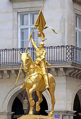 Statue équestre de Jeanne d'Arc sur la place des Pyramides à ParisChristel Sniter, « La guerre des statues. La statuaire publique, un enjeu de violence symbolique : l'exemple des statues de Jeanne d'Arc à Paris entre 1870 et 1914 », Sociétés & Représentations, Paris, Éditions de la Sorbonne, no 11, 2001, p. 263-286 (ISSN 1262-2966, DOI 10.3917/sr.011.0263, lire en ligne)..