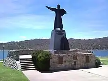 Le monument a l'explorateur Paweł Edmund Strzelecki.