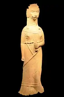 Vue d'une statue humaine à tête de lion.