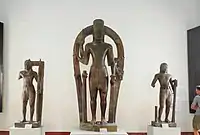 Statues de Vishnou (H. 2,70 m), Rāma et Balarāma du Phnom Da, Ta Keo. Fin VIe -début  VIIe&nbsp;siècle. Musée national du Cambodge, Phnom Penh.