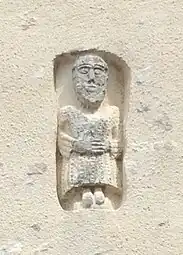 Statuette dans une niche de la façade.