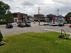 Centre du village de Sainte-Thècle (coins Masson et Saint-Jacques) vu du parterre de l'église.