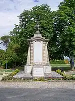 Le monument aux morts devant l'église (mai 2009)