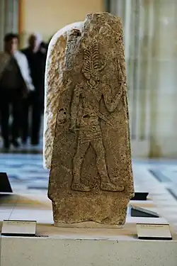 Stèle du dieu à la plume, XVIe – XIVe siècle, musée du Louvre.