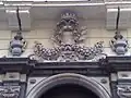 Armoiries de Van den Eynde et Colonna au-dessus de la porte du Palais Zevallos à Naples
