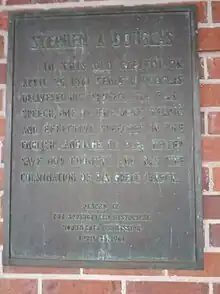 Plaque brune sur un mur de briques rouges, il y est écrit : « In this old capitol on April 25, 1861, Senator Douglas delivered his 'Protect the Flag' speech, one of the most heroic and effective speeches in the English language. His plea helped save our country and was the culmination of his great career. »