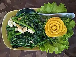 Un pad pak boong avec du liseron d'eau