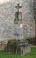 La croix au pied de l'église