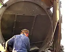 Festival Vapeur 2005 : nettoyage de la boîte à fumées de la locomotive à vapeur OL.49-12 (ex PKP) du Stoomtrein Maldegem-Eeklo en fin de journée.