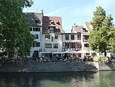 Marches d'escalier devant les nos 4 et 5.