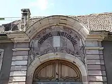 Façade en pierres au-dessus d'une porte