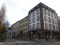 À l'angle de la rue de la Nuée-Bleue.