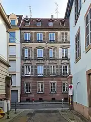 Face à la rue Adolphe-Wurtz.