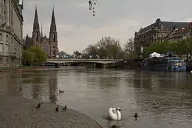 Vue sur le Pont Royal, avec au fond l'église saint-Paul et à droite la Gallia