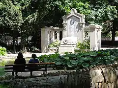 Monument aux morts dans la cour de l'école.