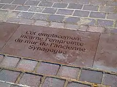Marquage au sol symbolisant l'emplacement de l'ancienne synagogue.