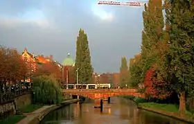 Le pont du Marché sur le Fossé du Faux-Remparts avec en arrière-plan le pont de Paris.
