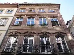 Façade à quatre travées.