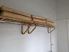 Porte-manteaux et porte-bagages fait de bois plié