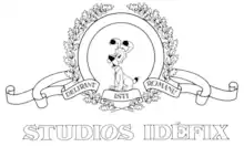 Emblème titré « Studios Idéfix », montrant un petit chien entouré d'un décor de rubans et couronnes de lauriers/chêne.
