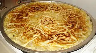 Su böreği : feuilles de pâte phyllo bouillies, viande hachée, fromage, persil.