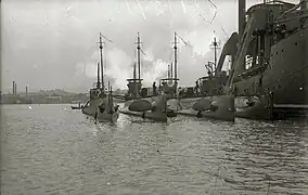 Avec les sous-marins de classe B.