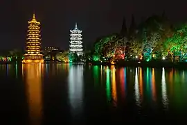 Les pagodes de la Lune et du Soleil, au bord du lac Shanhu, à Guilin, en novembre 2017.