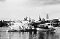 Avion de la Royal Air Force posé sur la rivière Havel à Berlin-Ouest en 1948 pour ravitailler la ville durant le blocus soviétique.