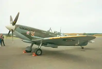 un Supermarine Spitfire avec son damier sur le capot moteur