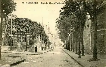 Photo au même niveau.À gauche, l'institution Devers.