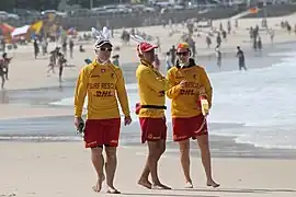 Des sauveteurs de Bondi Beach portant des oreilles de lapin festives pour Pâques.