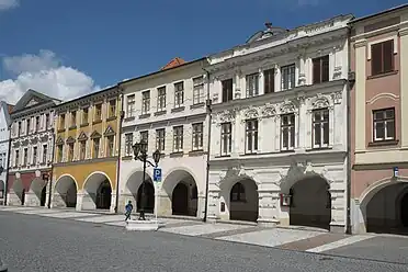 Arcades bordant la place de la Paix.