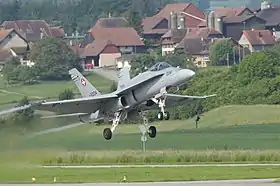 Un F/A-18C des Forces aériennes suisses décollant de la Base aérienne de Payerne