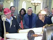 Les rouleaux de la Torah, présentés par des membres de la communauté.