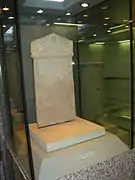 Stèle funéraire hellénistique de type naïskos, avec inscription.