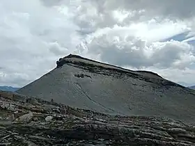 La tête Sud des Fours vue depuis l'ouest non loin du col des Fours.