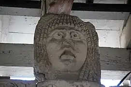 Une tête colossale.