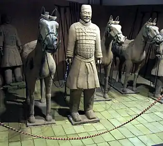 Cavalier chinois et sa monture, armée de terre cuite du mausolée de l'empereur Qin, IIIe siècle av. J.-C.