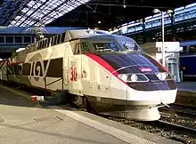 Vue d'une motrice de la rame 65, en livrée Carmillon (version spéciale 30 ans du TGV), sous la halle métallique de la gare de Lyon-Perrache.